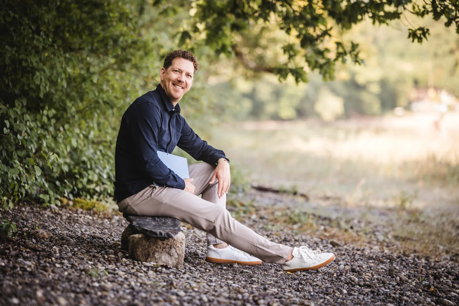 Michael Thiess sitzt im Freien und blickt offen in die Kamera