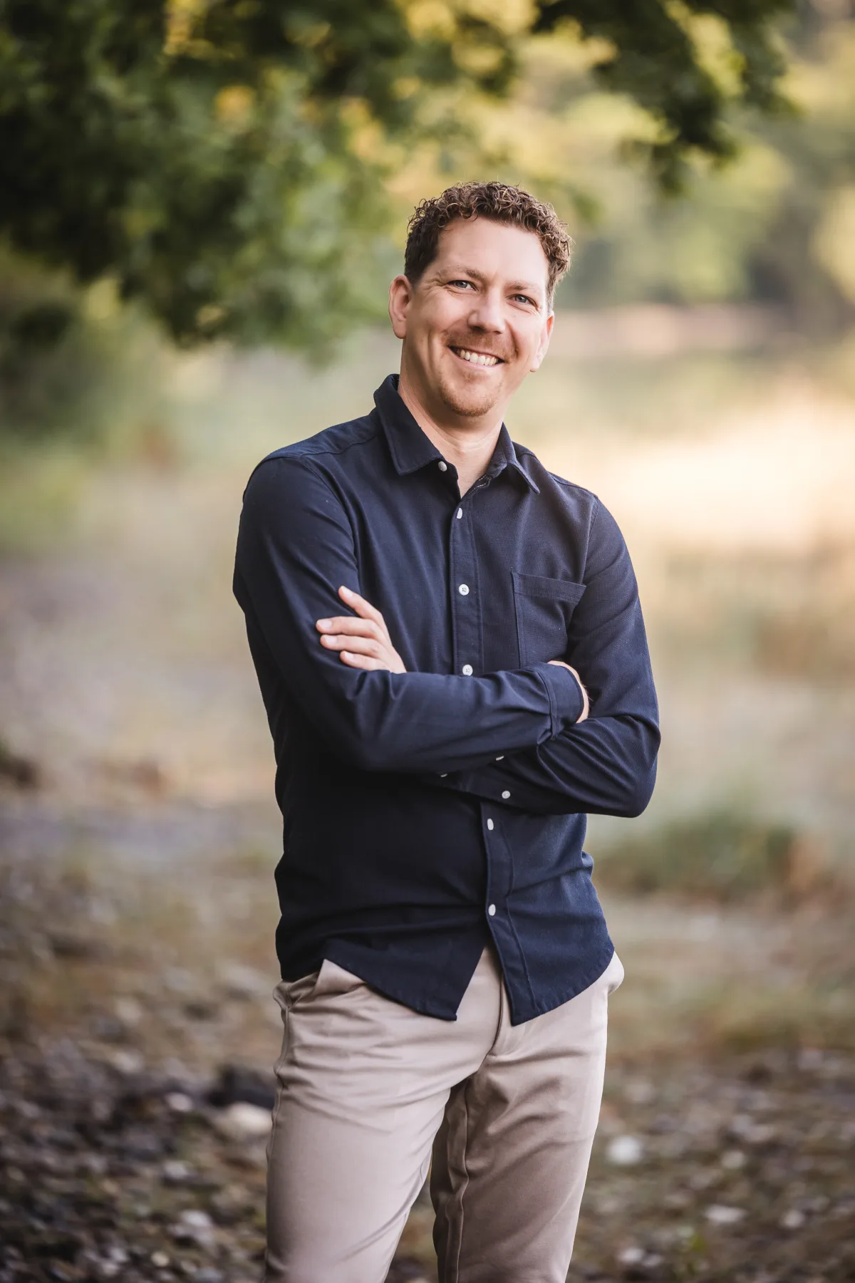 Porträt von Michael Thiess im dunklen Hemd